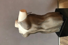 Torso-zandsteen-met-rvs-mesh-2